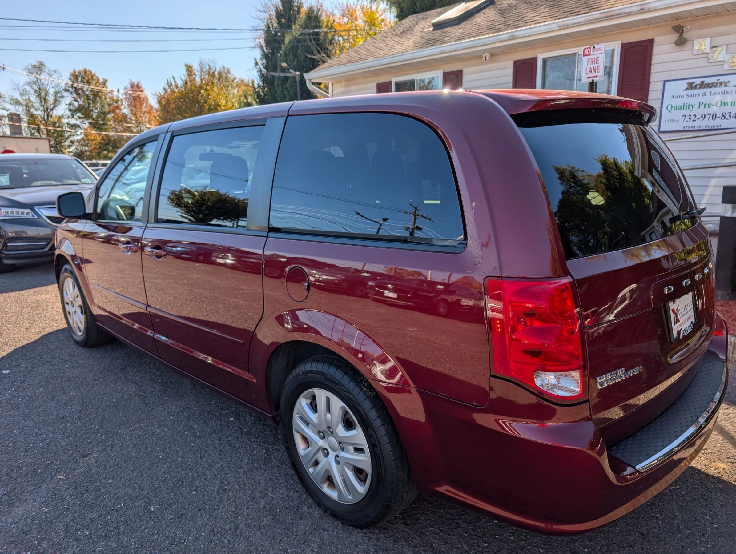 Used 2017 Dodge Grand Caravan SE image 2