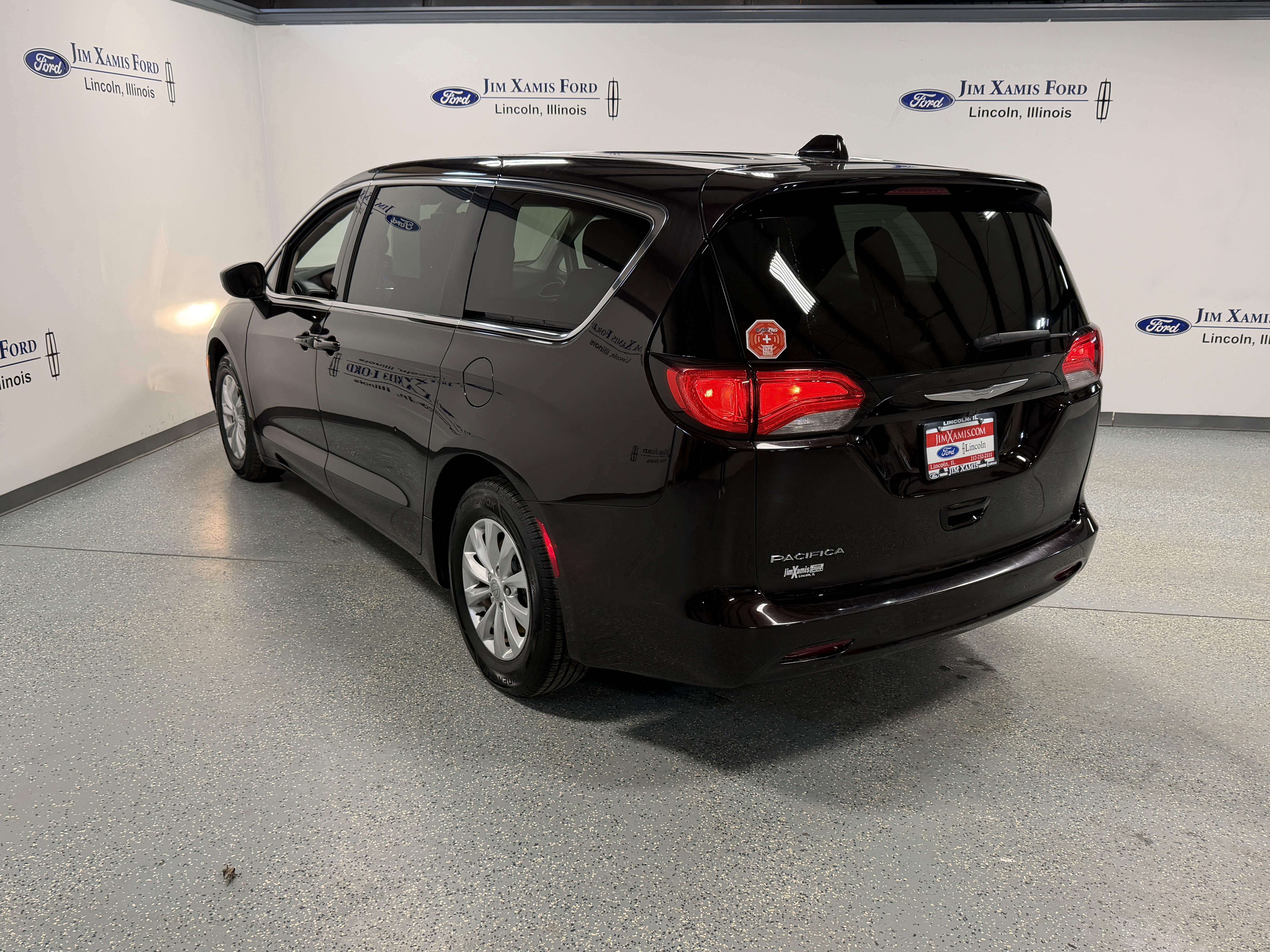 Used 2017 Chrysler Pacifica Touring w/ Tire & Wheel Group image 29