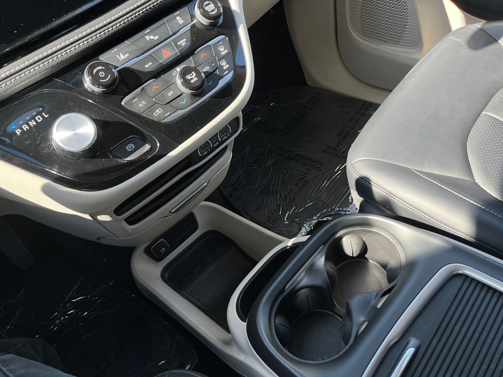 Used 2024 Chrysler Pacifica Select image 25