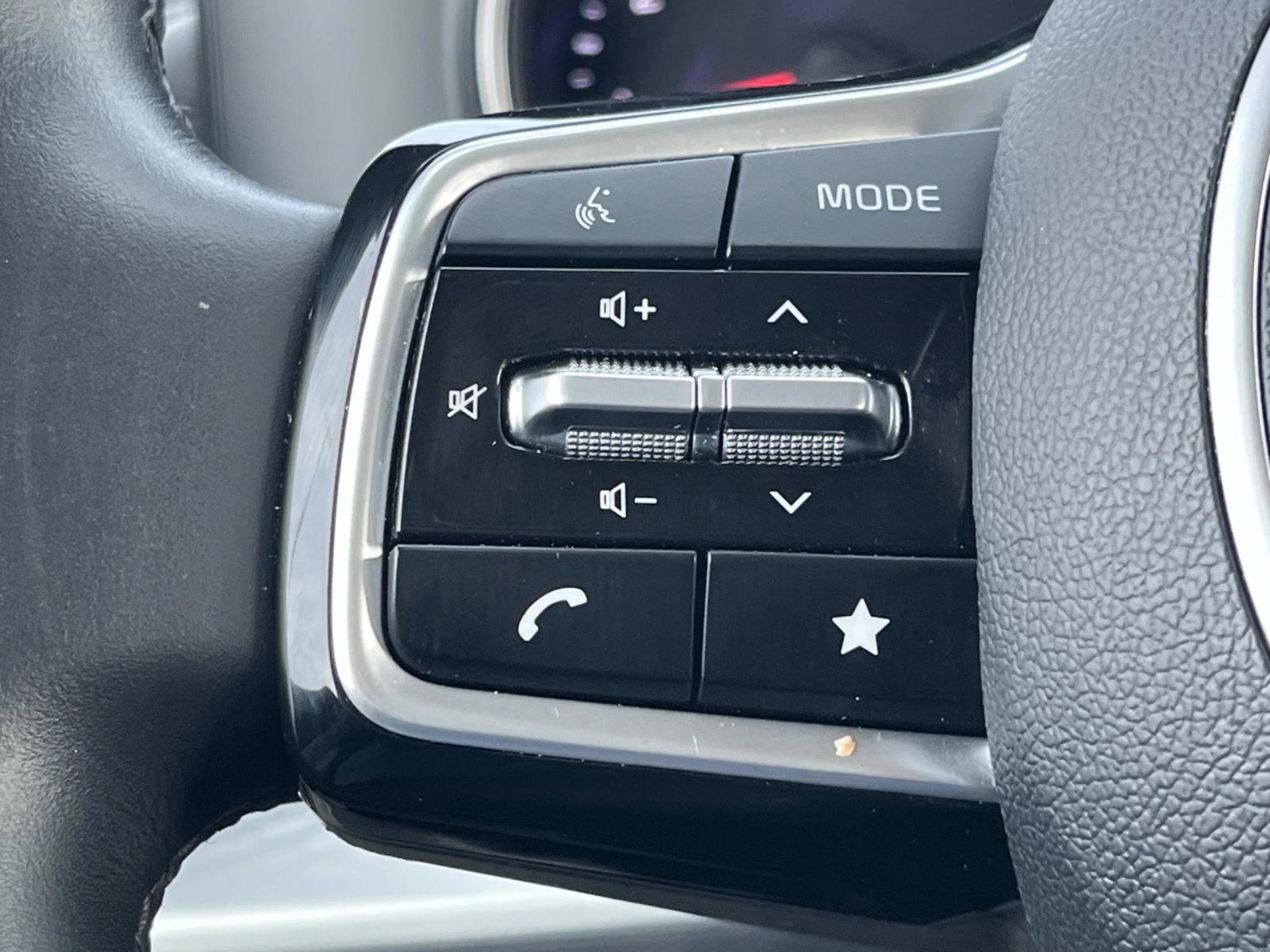 Used 2024 Kia Carnival LX image 33