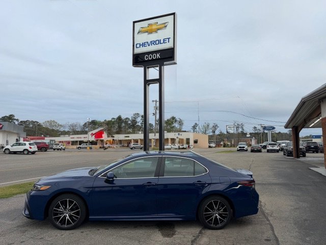 Used 2024 Toyota Camry SE FWD image 1