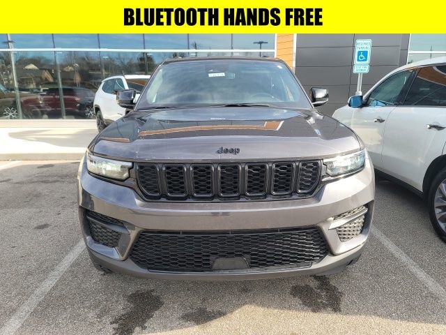 Used 2023 Jeep Grand Cherokee Altitude image 2