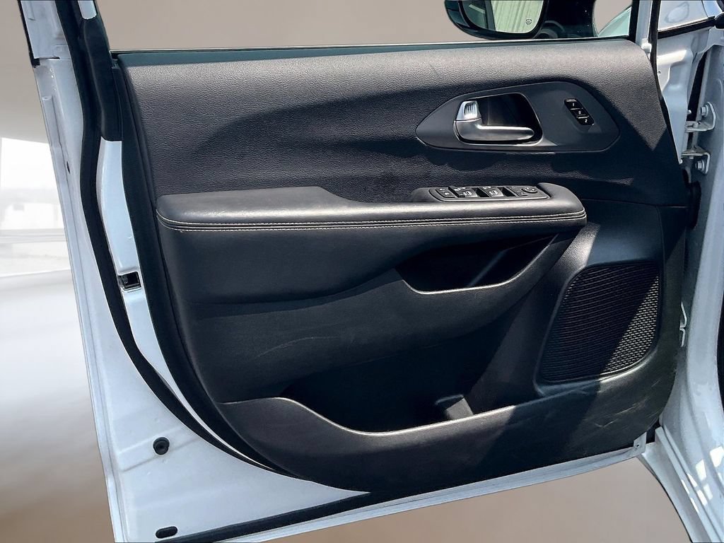 Used 2025 Chrysler Pacifica Select FWD image 20