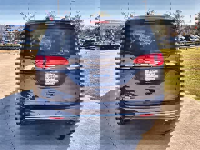 Used 2020 Chrysler Pacifica Touring-L w/ Tire & Wheel Group image 6