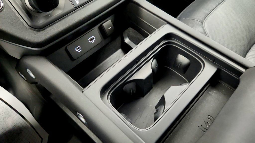 Used 2024 Land Rover Defender 130 X-Dynamic SE image 16