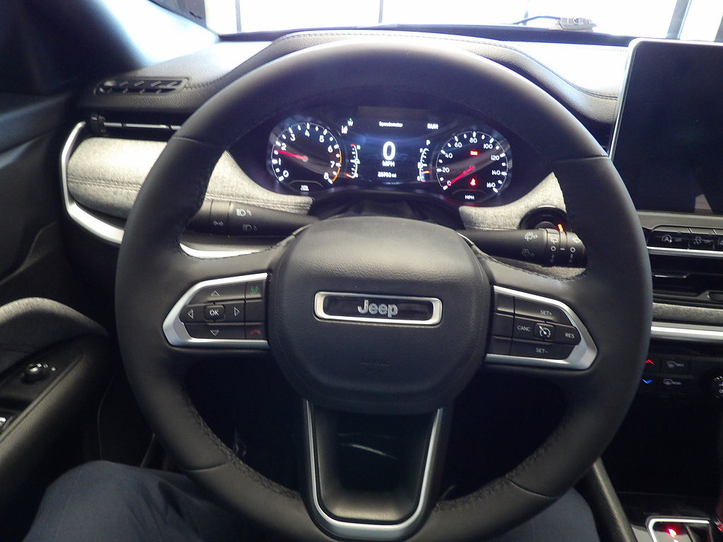 Used 2024 Jeep Compass Latitude AWD/4WD image 27