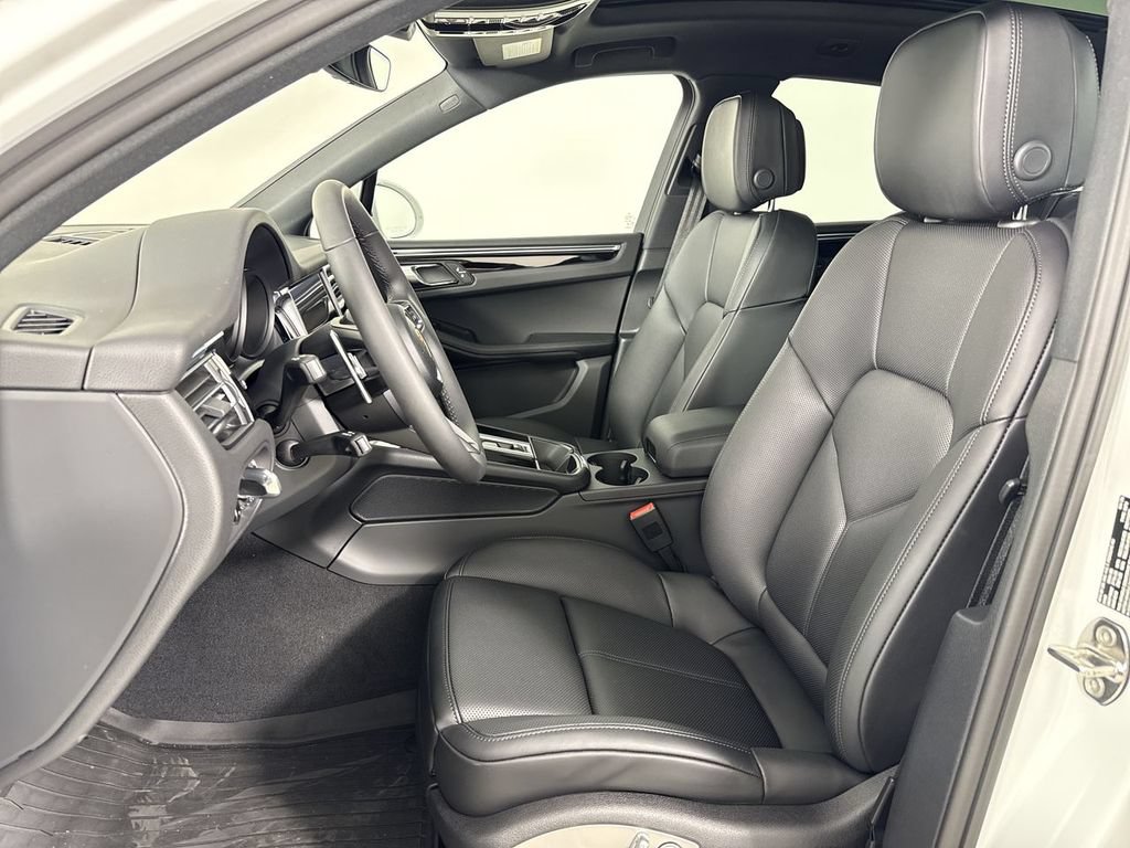 New 2026 Porsche Macan AWD/4WD image 5