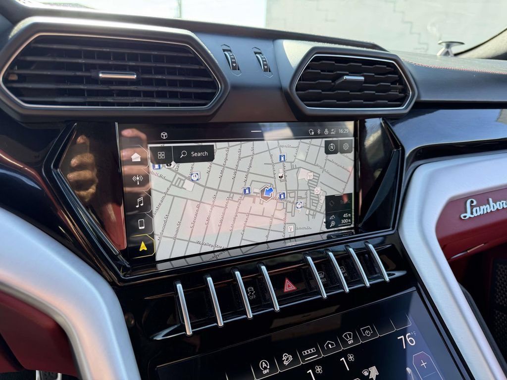 Used 2022 Lamborghini Urus AWD/4WD image 32