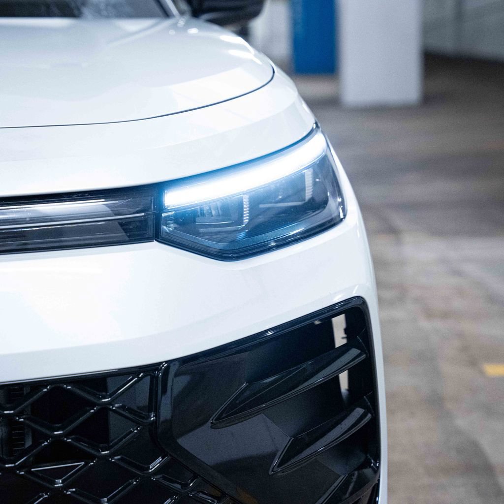 New 2026 Volkswagen Tiguan SE R-Line FWD image 3