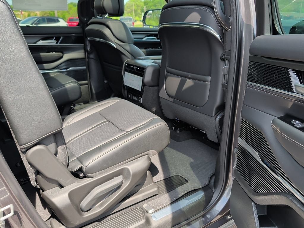 New 2026 Jeep Grand Wagoneer Summit AWD/4WD image 40