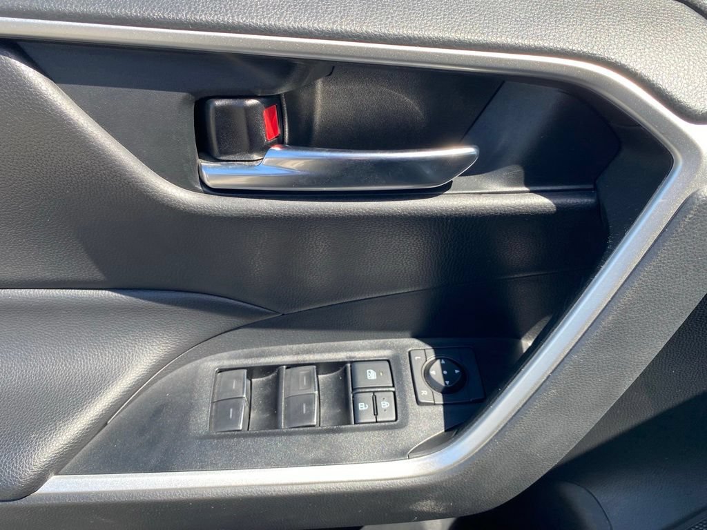 Used 2022 Toyota RAV4 XLE AWD/4WD image 22