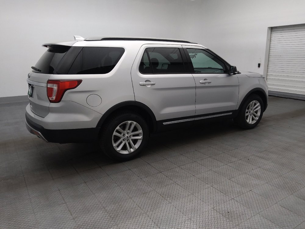 Used 2017 Ford Explorer XLT FWD image 10