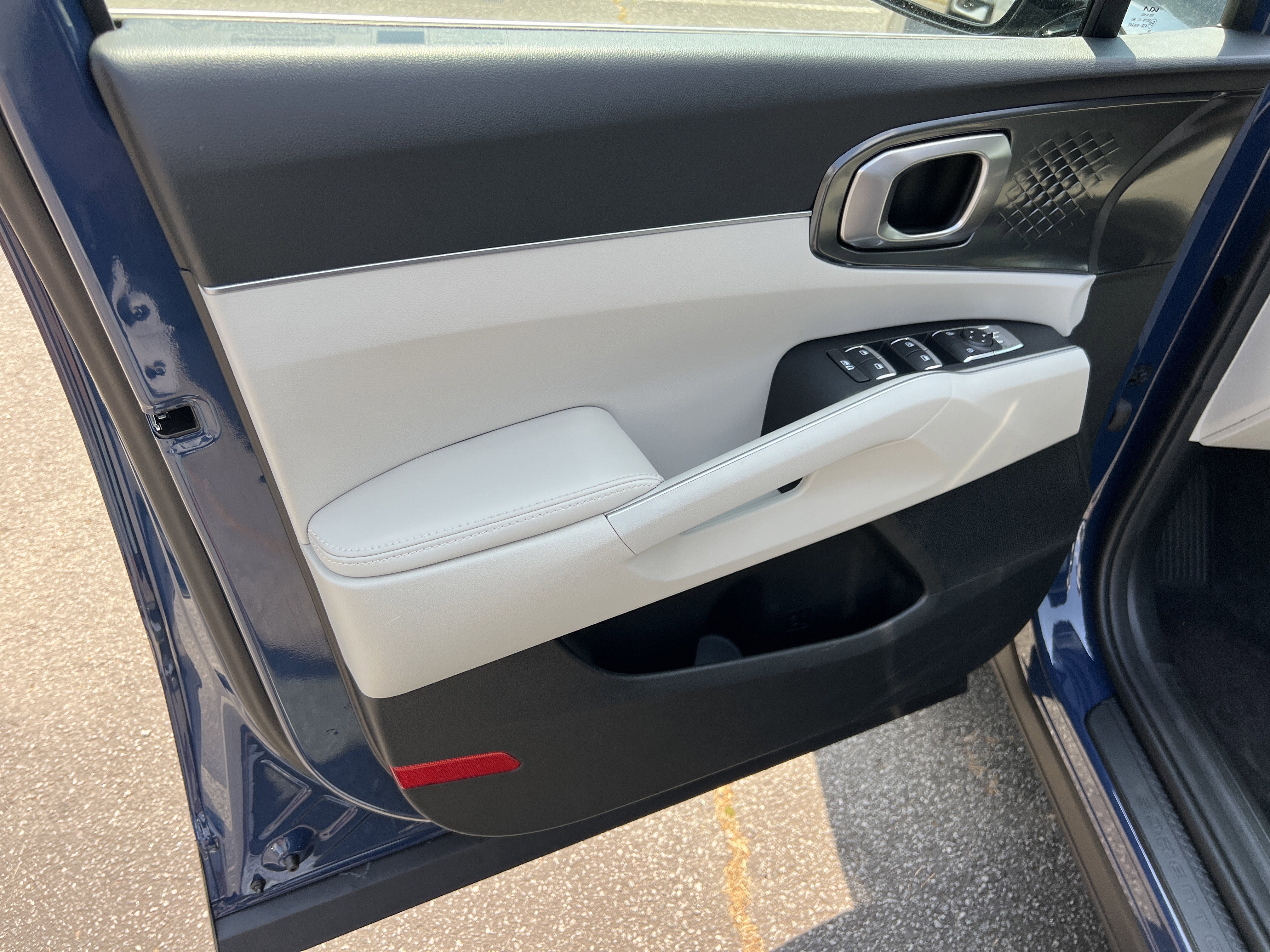 Used 2025 Kia Sorento EX w/ Panoramic Sunroof Package image 10