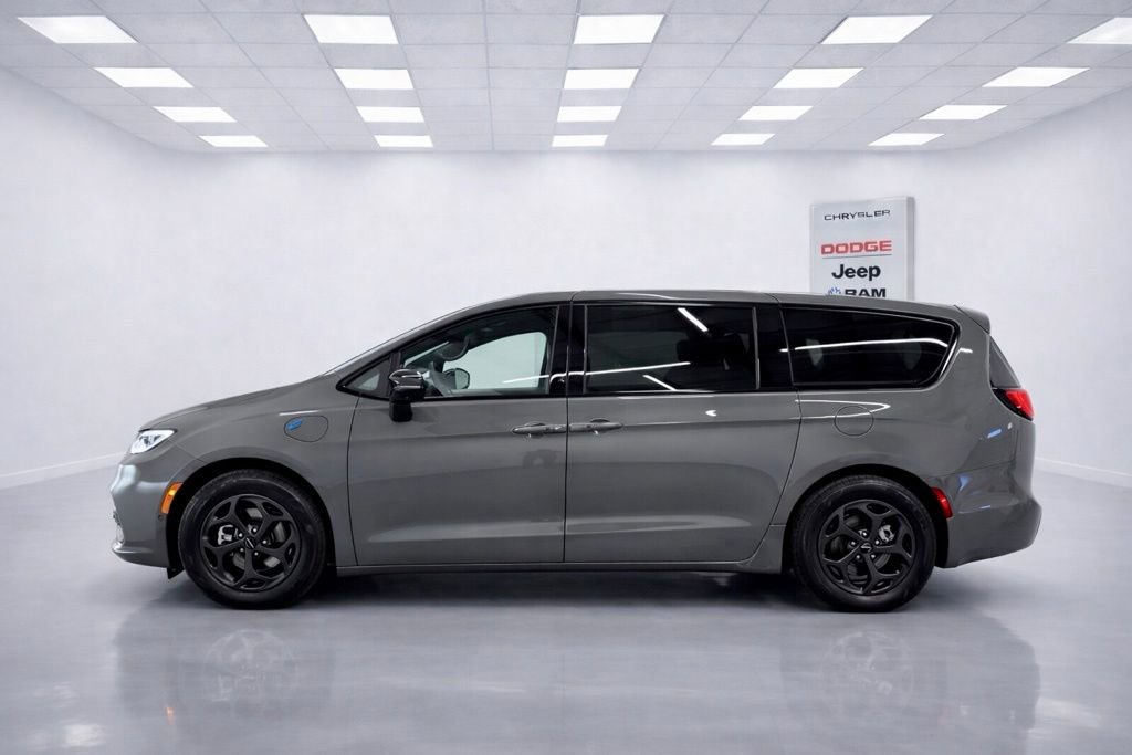 Used 2023 Chrysler Pacifica Limited w/ S Appearance Package image 1
