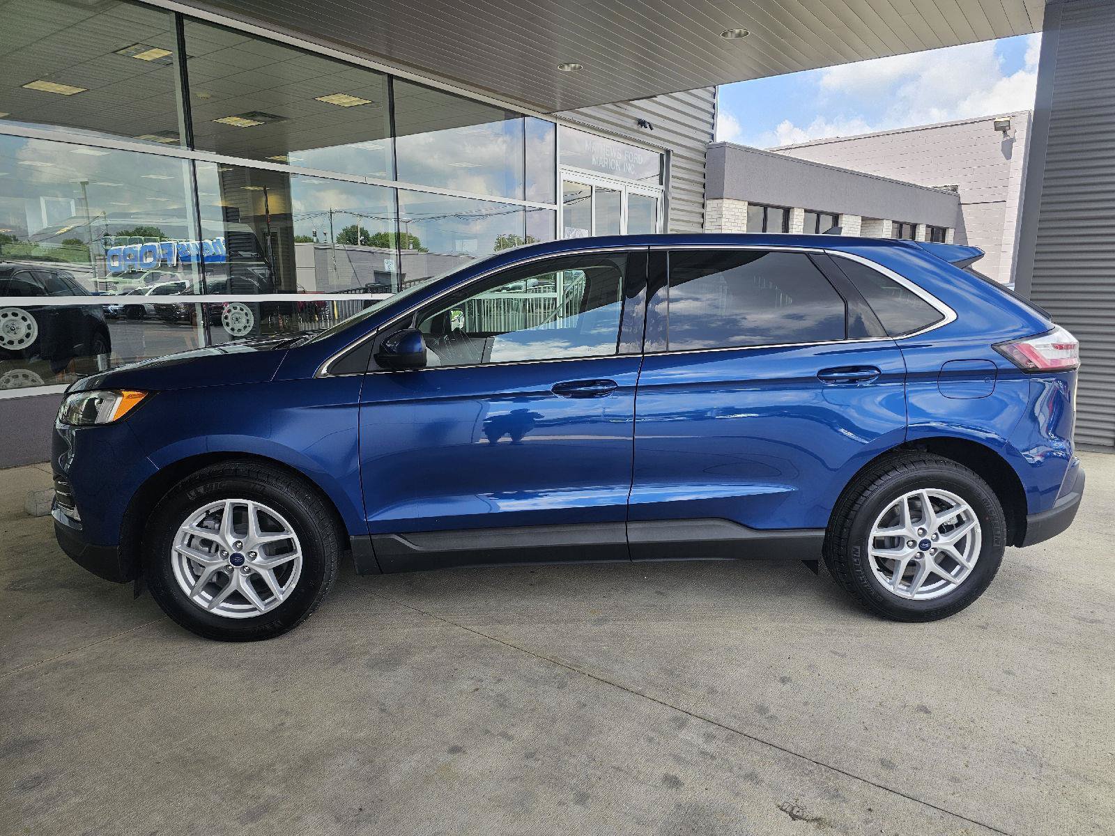 Used 2022 Ford Edge SEL w/ Convenience Package AWD/4WD image 2