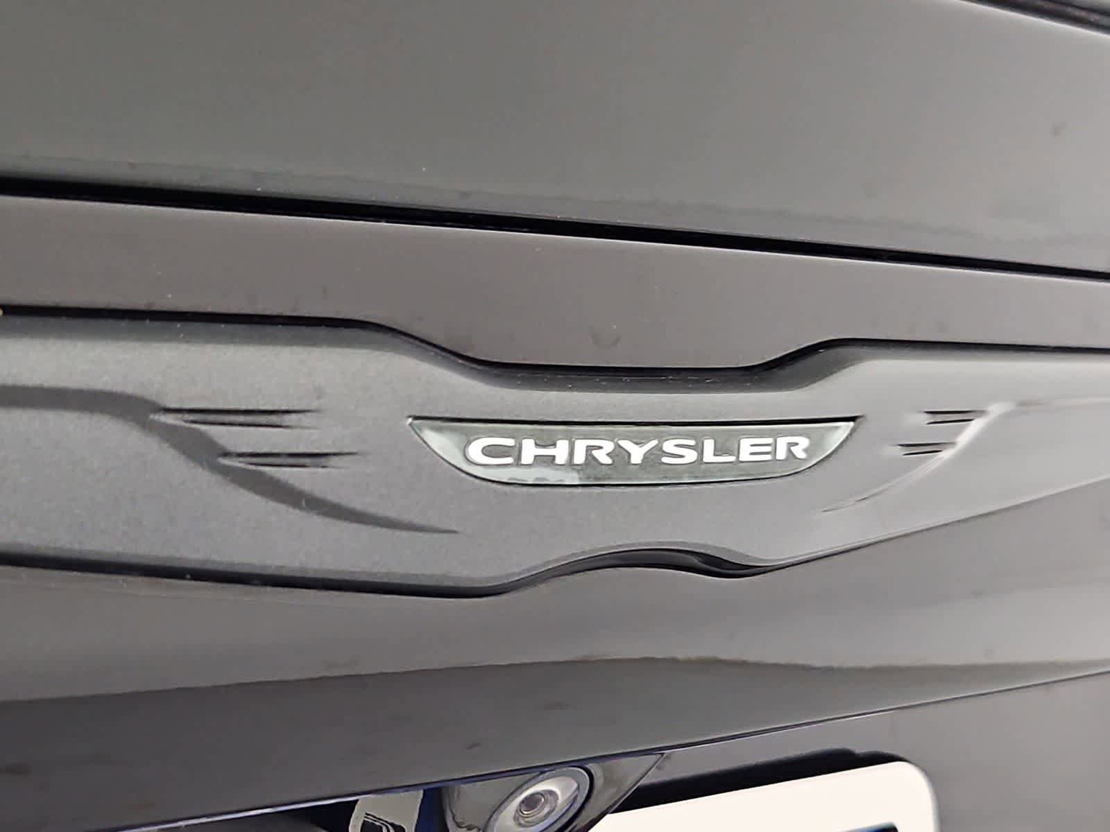 Used 2018 Chrysler Pacifica Touring Plus w/ S Appearance Package FWD image 11