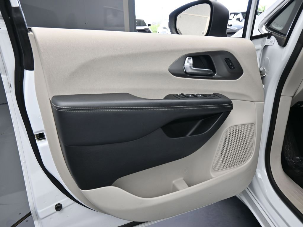 Used 2023 Chrysler Pacifica Touring-L image 16