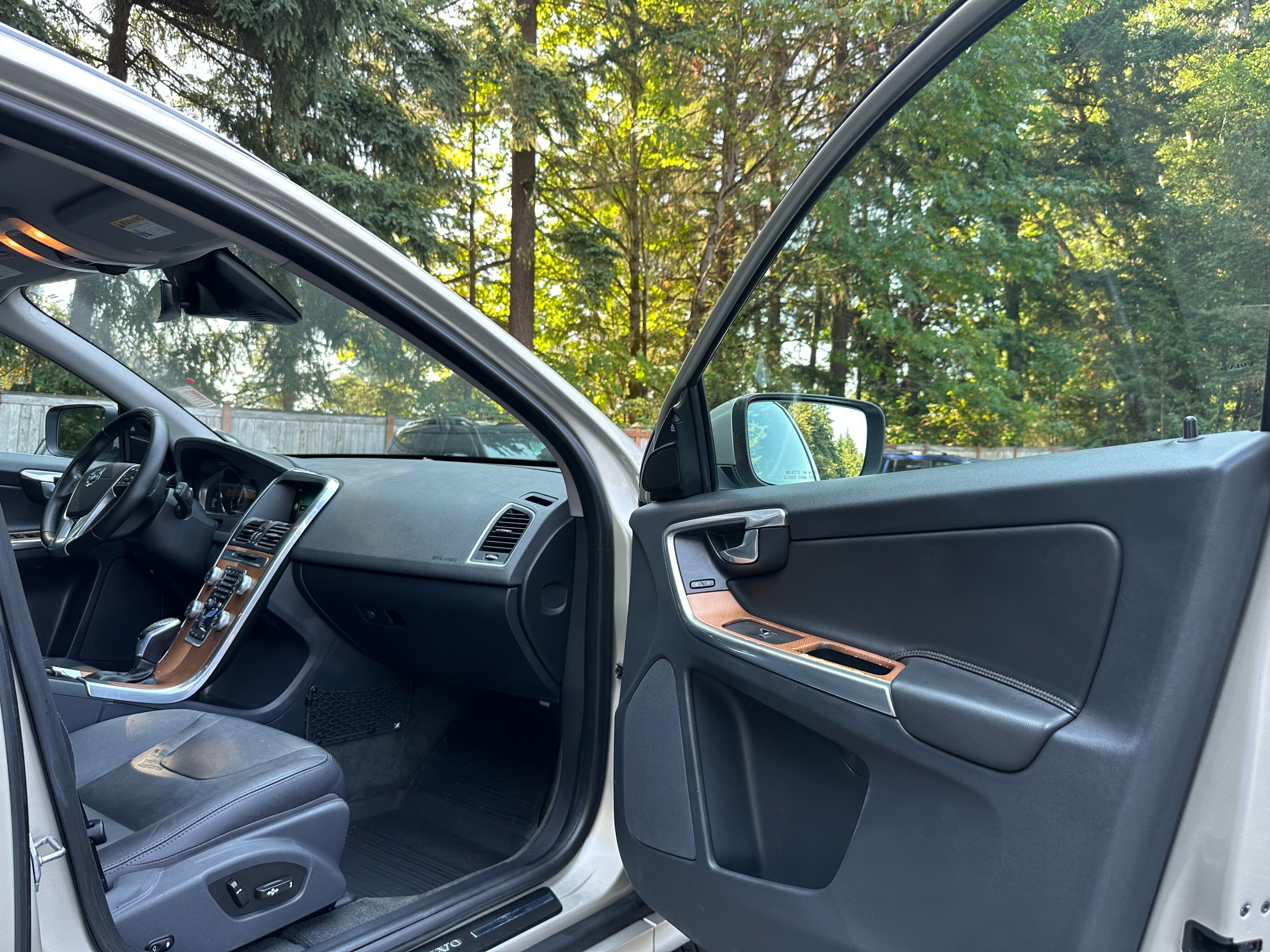 Used 2017 Volvo XC60 T6 Inscription w/ Preferred Option Package image 10