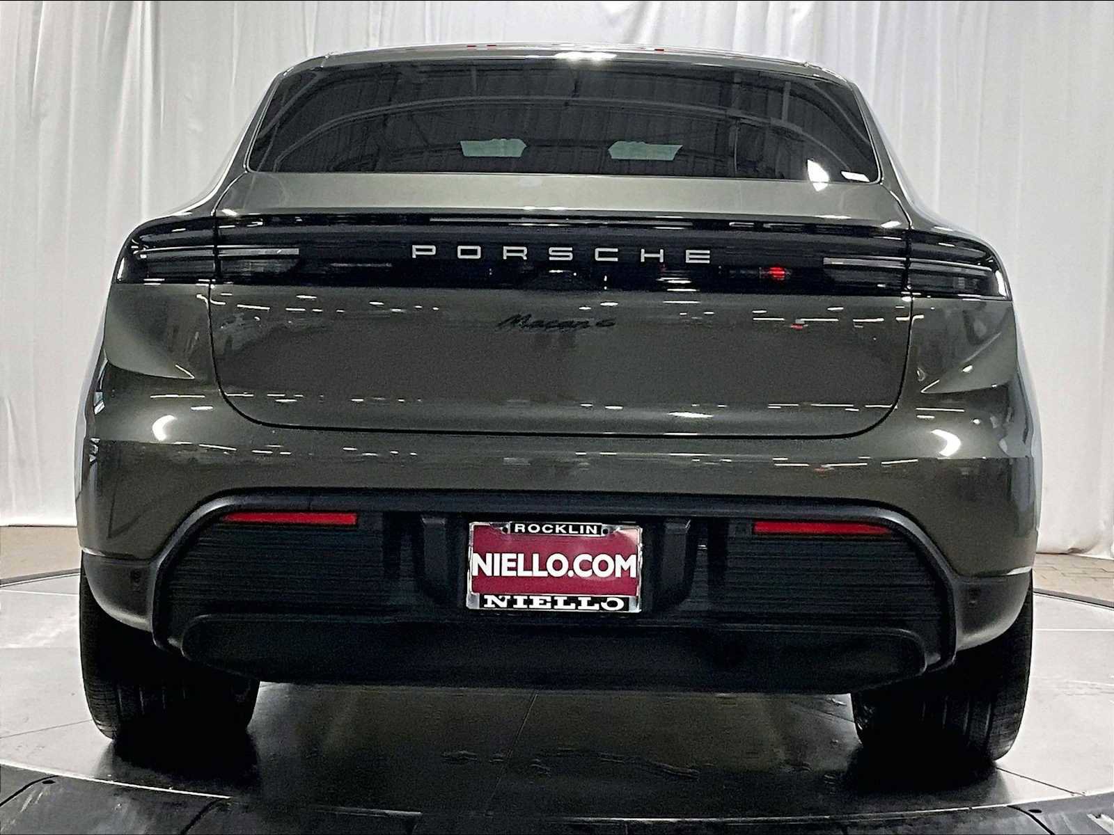 Used 2025 Porsche Macan 4 Electric image 9