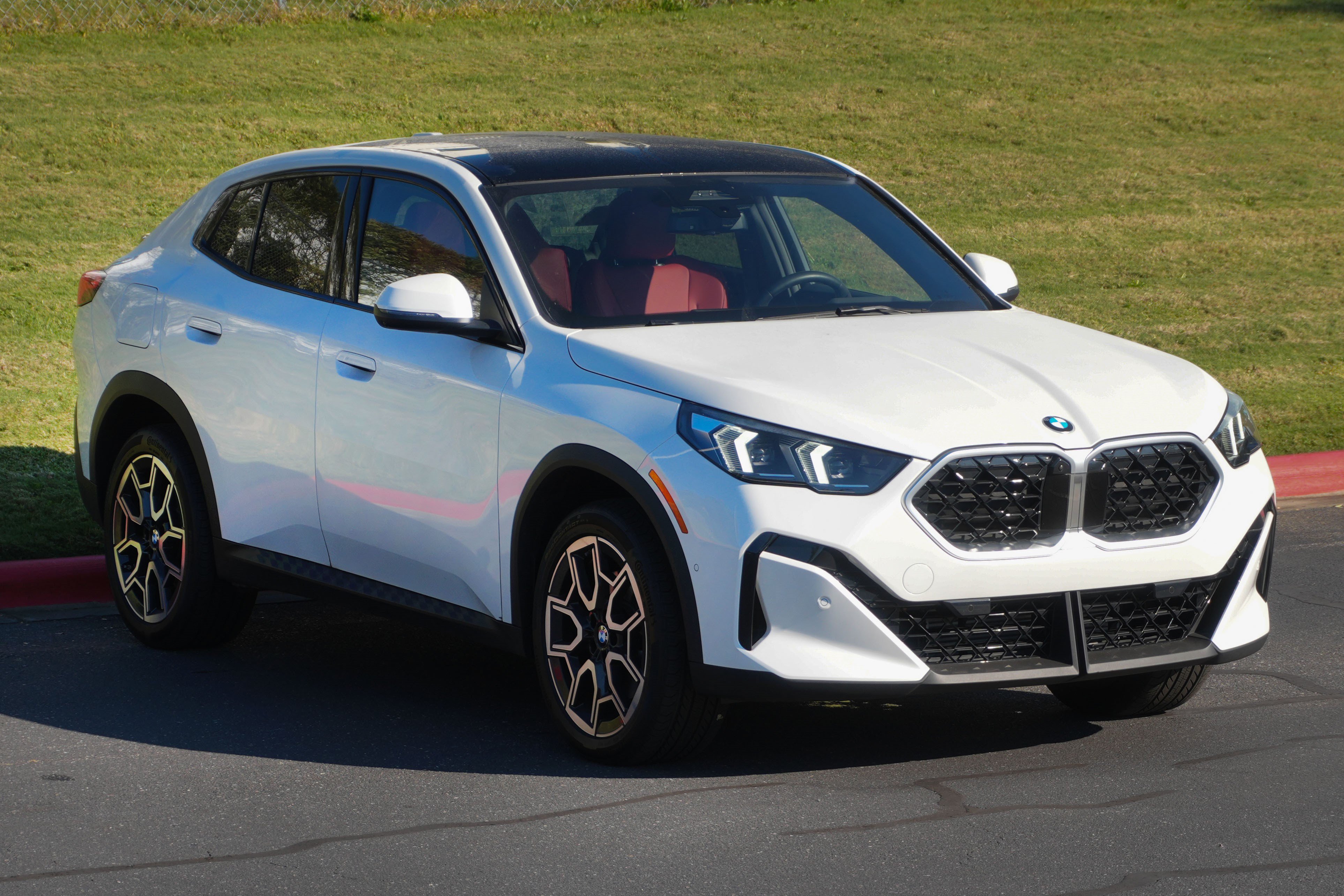 Certified 2025 BMW X2 xDrive28i AWD/4WD image 2