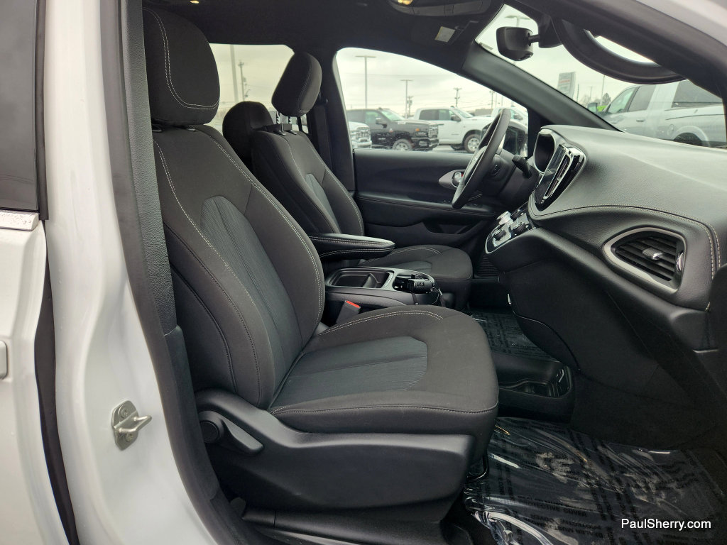 Used 2024 Chrysler Pacifica Touring image 40