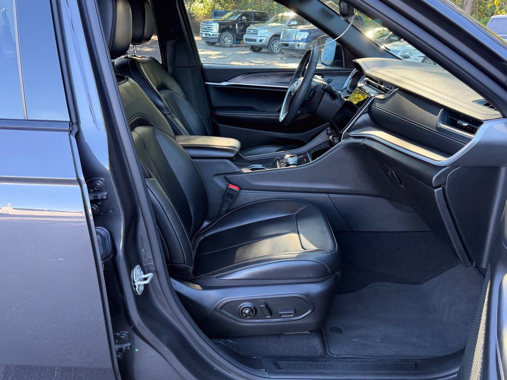 Used 2024 Jeep Grand Cherokee L Limited w/ Black Appearance Package AWD/4WD image 14