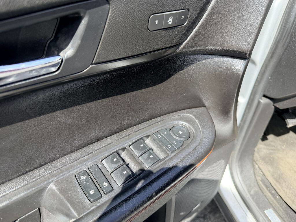 Used 2014 Chevrolet Traverse LTZ FWD image 12