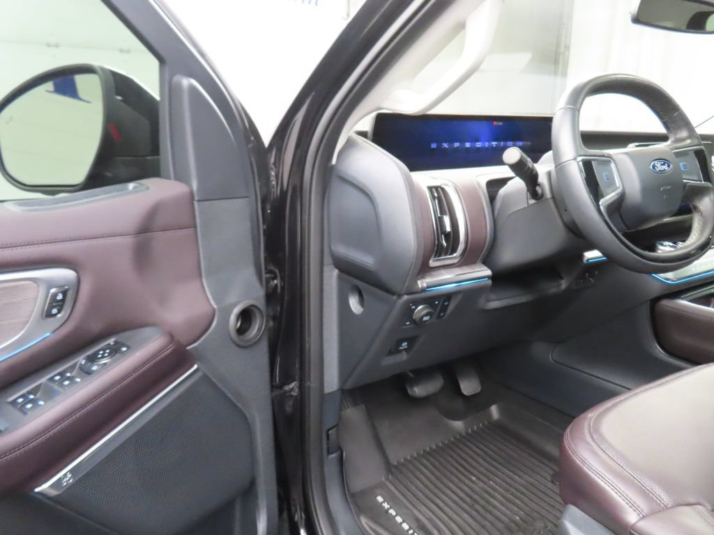 Used 2025 Ford Expedition Max Platinum w/ Platinum Ultimate Package AWD/4WD image 64
