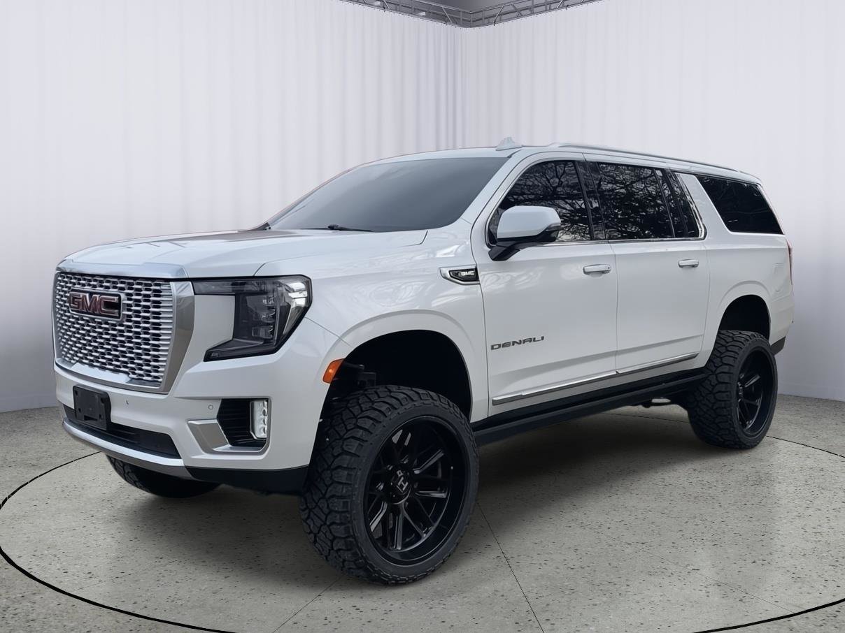 Used 2021 GMC Yukon XL Denali w/ Denali Premium Package image 3