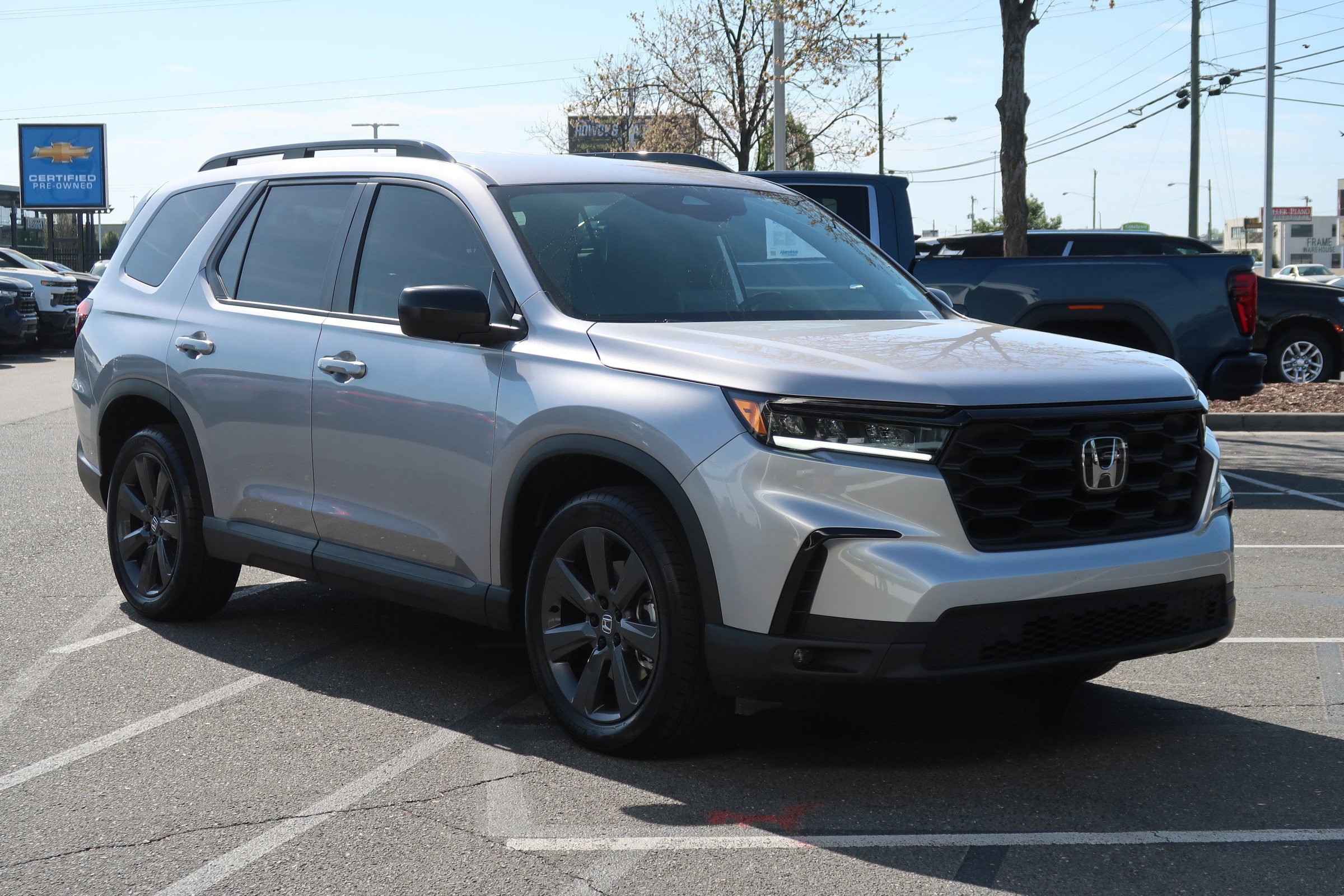 Used 2025 Honda Pilot Sport image 2