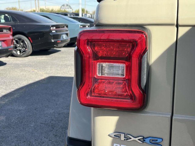 Used 2022 Jeep Wrangler Unlimited Sahara AWD/4WD image 10