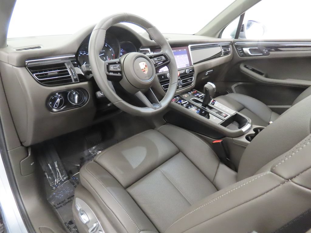 Certified 2026 Porsche Macan AWD/4WD image 4