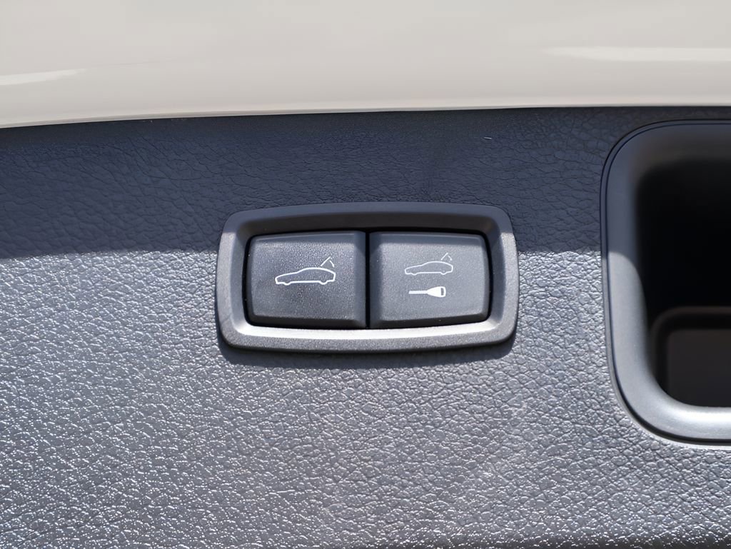 Certified 2023 Porsche Macan image 18