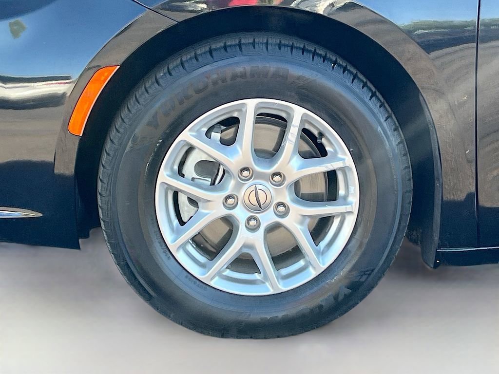 Used 2023 Chrysler Pacifica Touring image 31