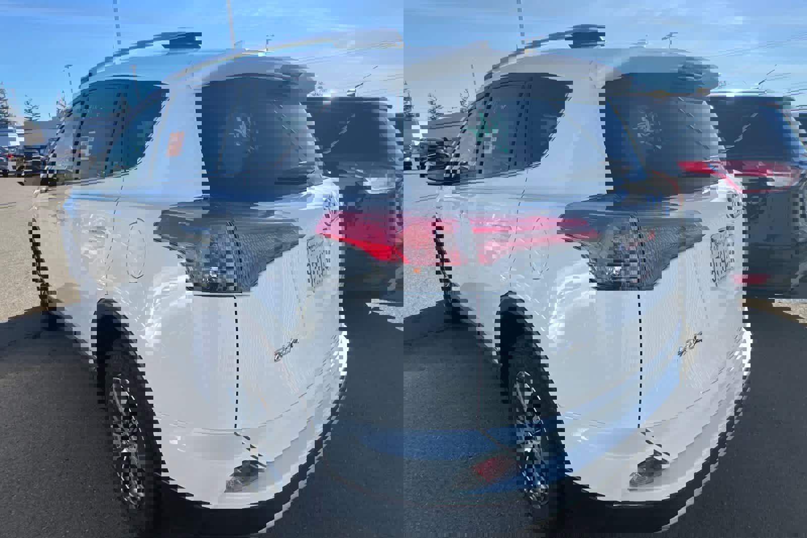 Used 2018 Toyota RAV4 XLE image 4