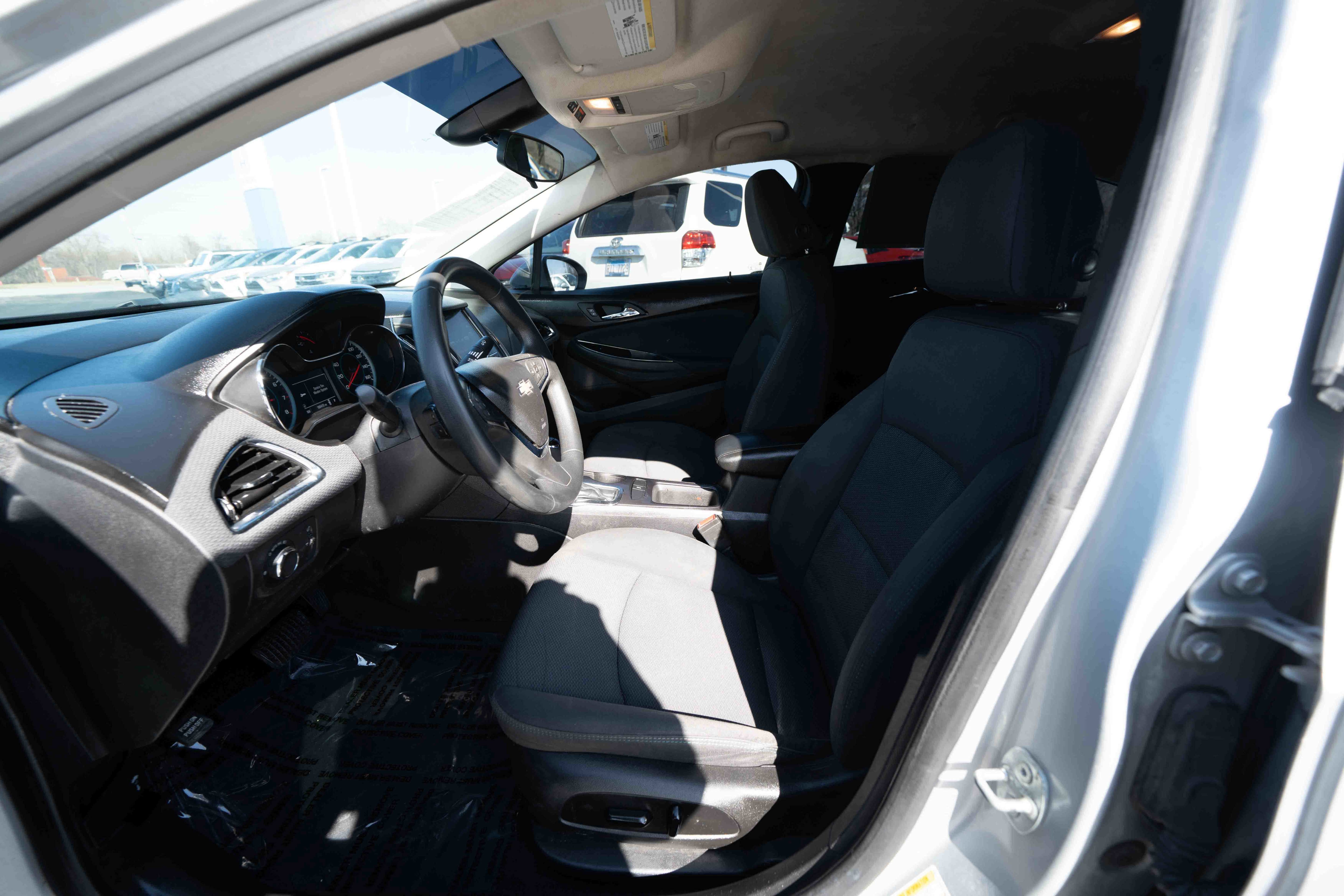 Used 2018 Chevrolet Cruze LT w/ Convenience Package image 9