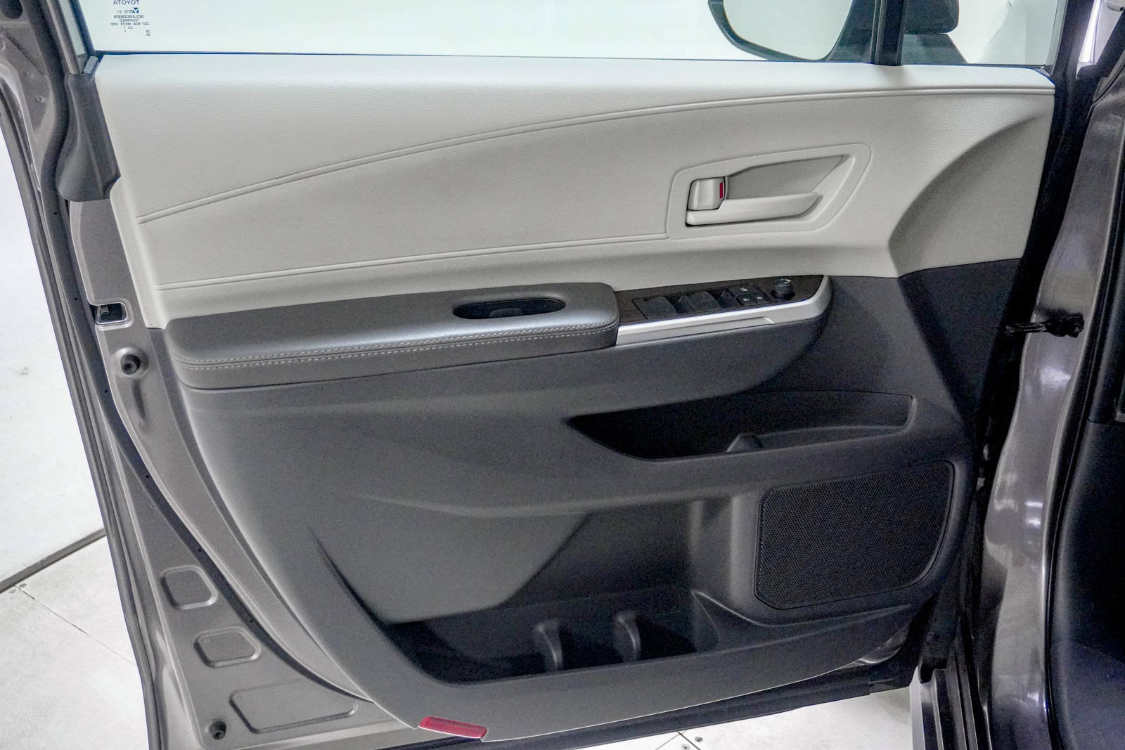 Used 2024 Toyota Sienna LE FWD image 17