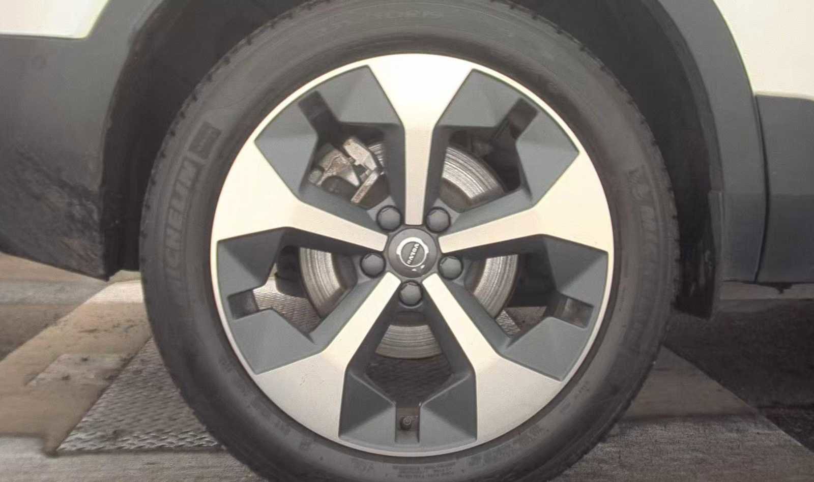 Used 2023 Volvo XC40 B4 Ultimate image 16