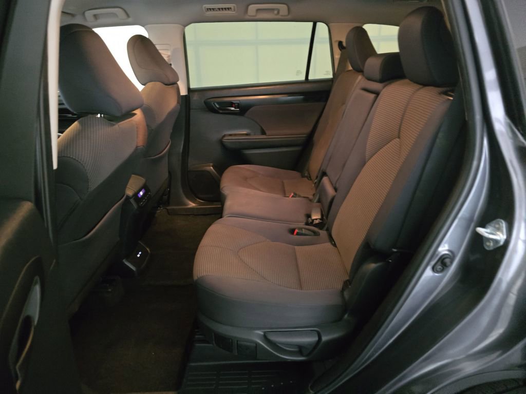 Used 2024 Toyota Highlander LE image 25