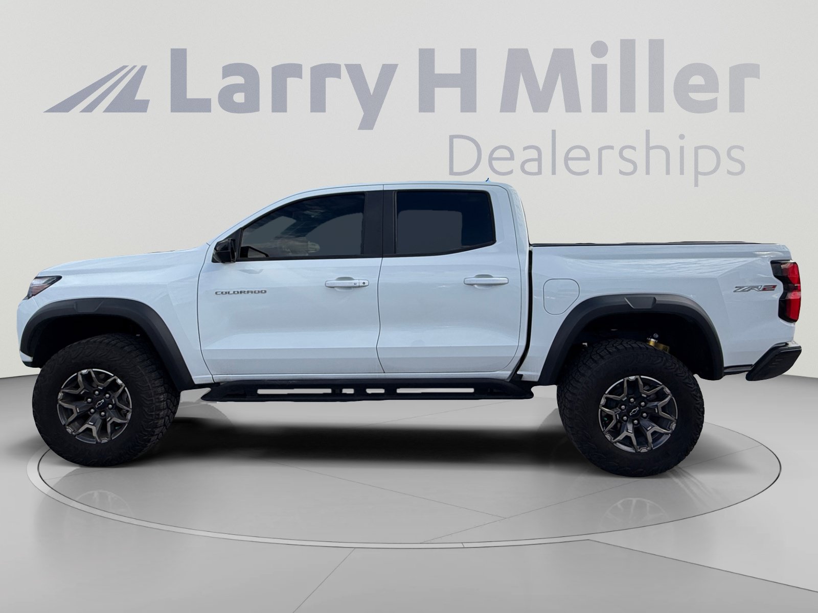 Used 2024 Chevrolet Colorado ZR2 w/ Technology Package AWD/4WD image 2