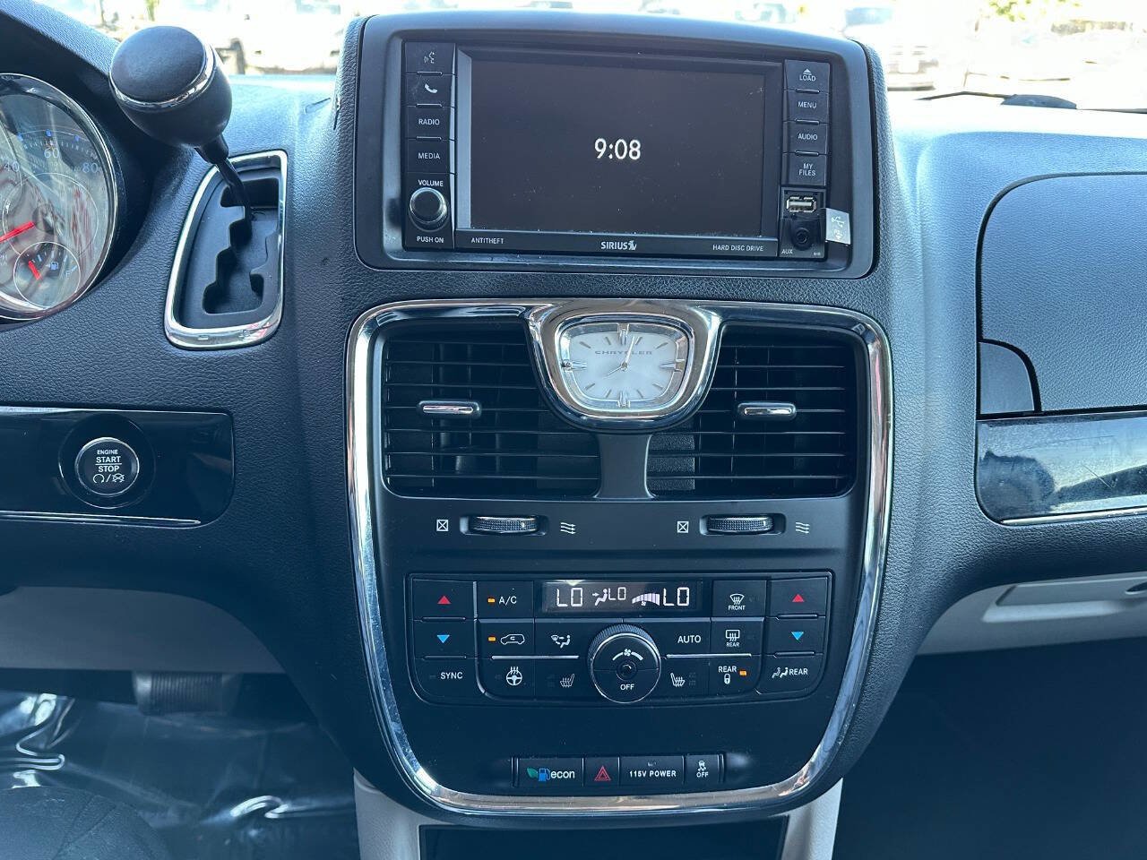 Used 2015 Chrysler Town & Country Limited image 39