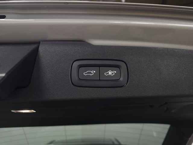 Certified 2025 Volvo V60 B5 Cross Country Plus image 9