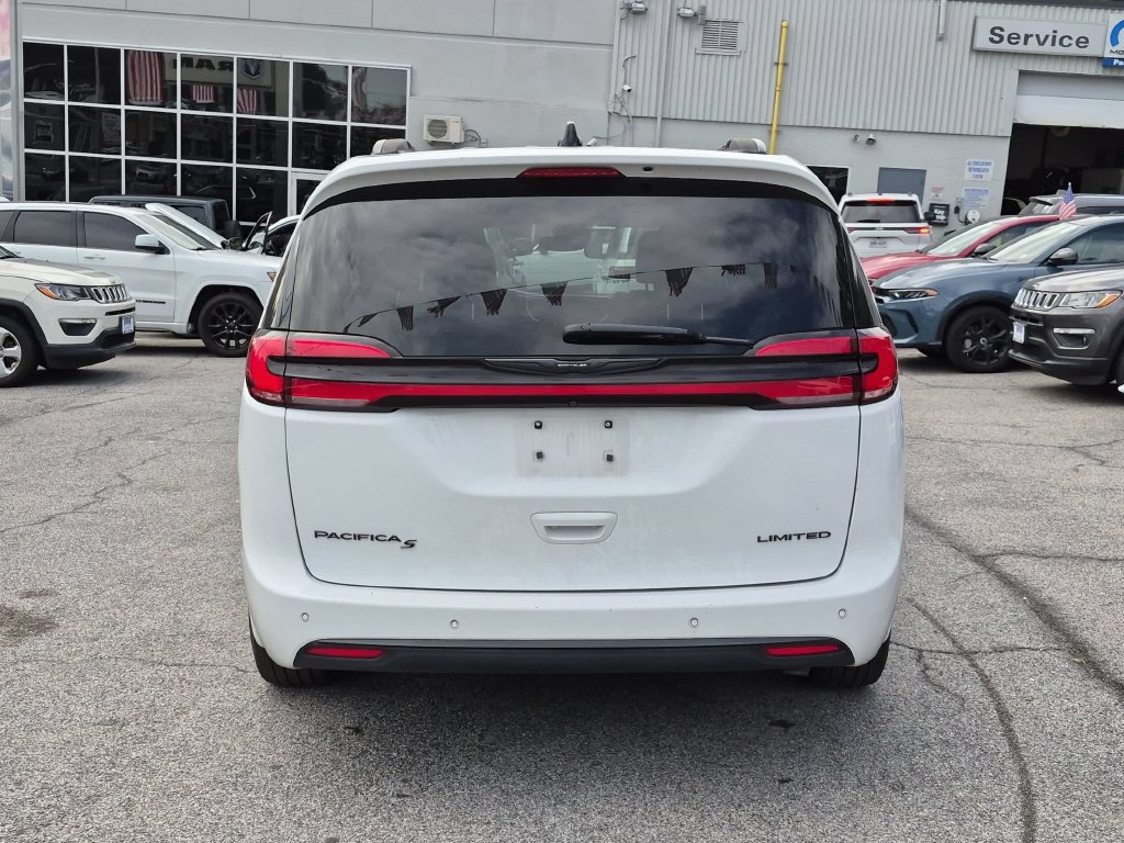 Used 2025 Chrysler Pacifica Limited FWD image 6