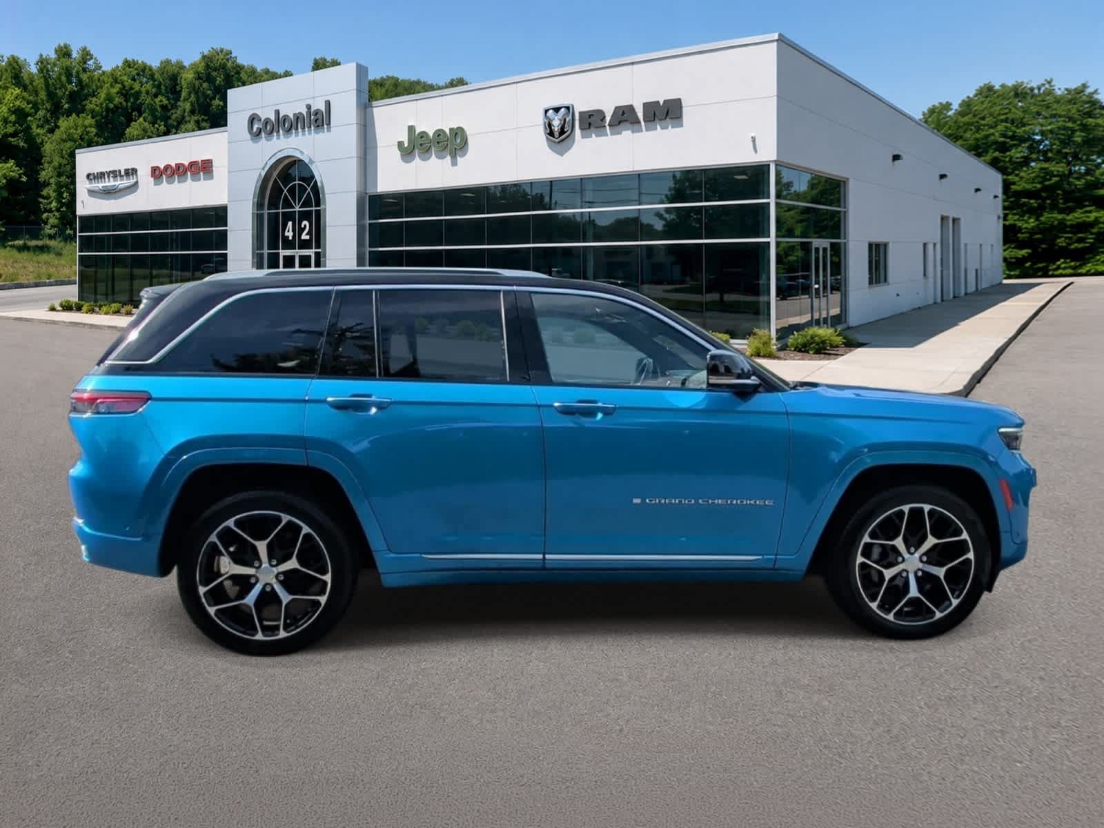 Used 2023 Jeep Grand Cherokee Summit AWD/4WD image 7