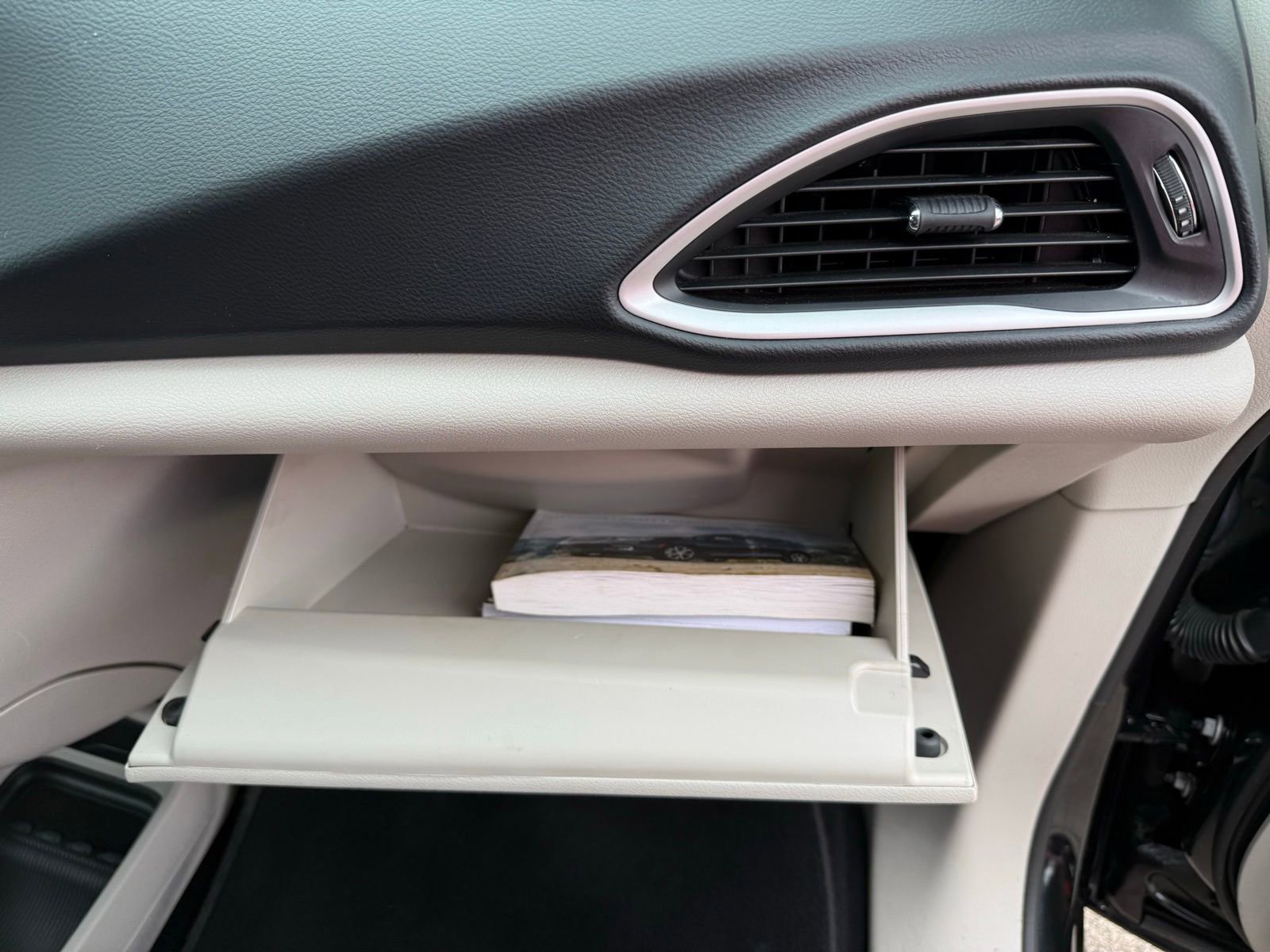 Used 2023 Chrysler Pacifica Touring-L image 29