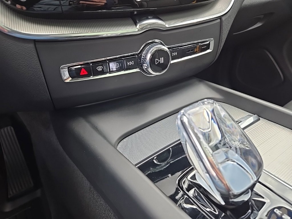 Certified 2025 Volvo XC60 T8 Polestar image 25