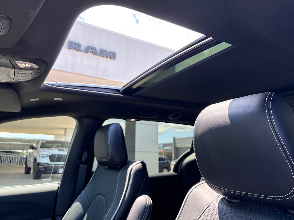 New 2027 Chrysler Pacifica Limited AWD/4WD image 6