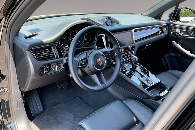 Used 2025 Porsche Macan AWD/4WD image 17