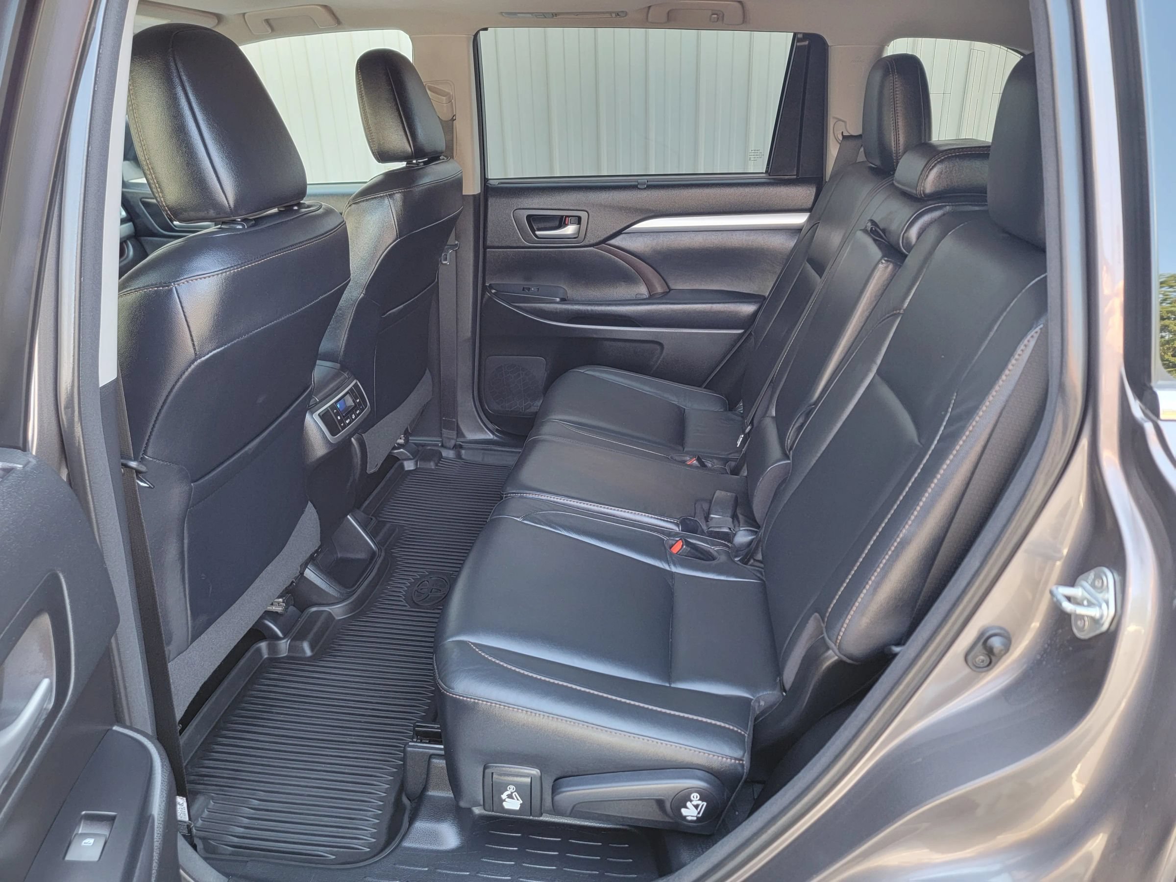 Used 2017 Toyota Highlander XLE AWD/4WD image 11