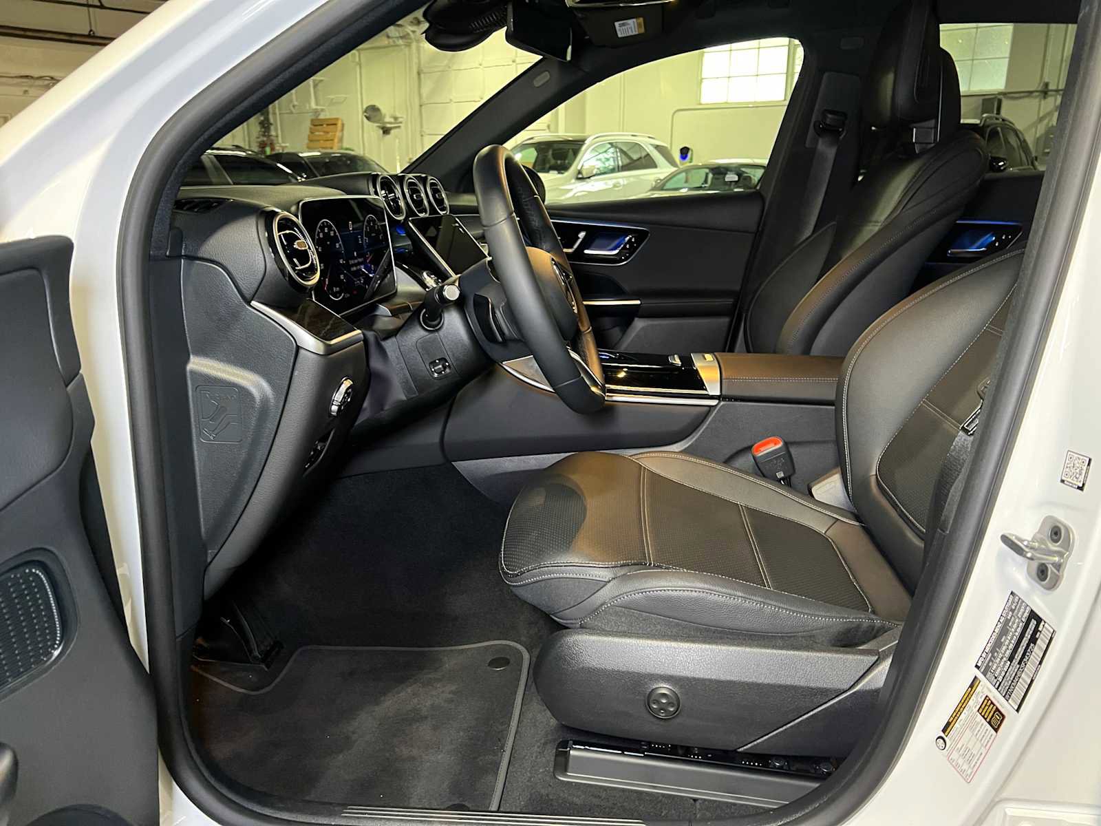 Used 2025 Mercedes-Benz GLC 300 4MATIC image 24